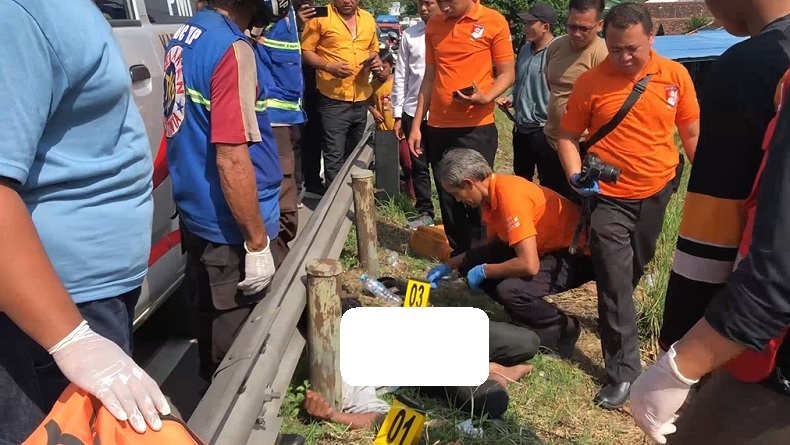 Pria Ditemukan Tewas di Pinggir Jalan Nasional By Pass Mojokerto, Posisi Duduk Bersandar