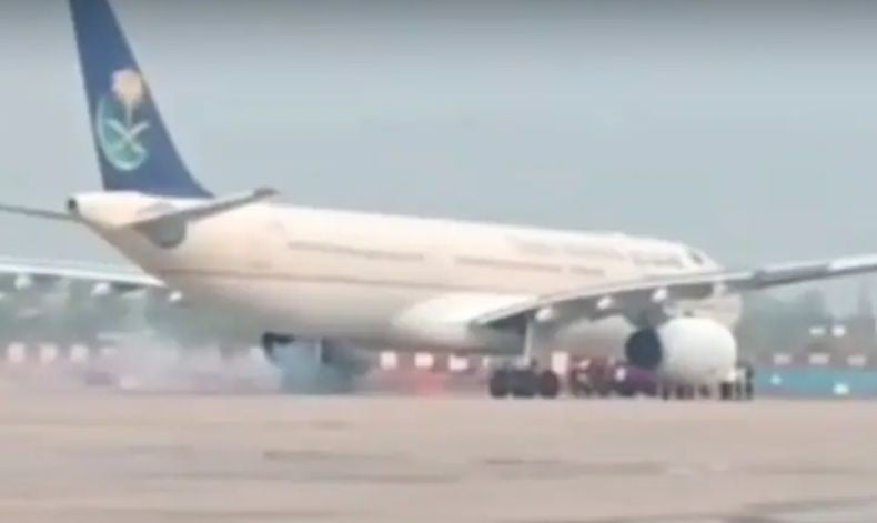 Pesawat Saudi Airlines Bawa Jemaah Haji Nyaris Terbakar