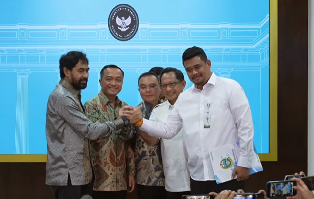 Momen Muzakir Manaf dan Bobby Nasution Bersalaman usai 4 Pulau Sah Masuk Aceh