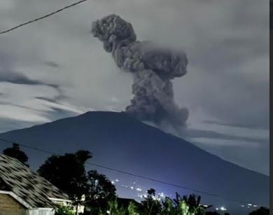 Gunung Marapi Meletus Dahsyat Disertai Dentuman Keras, Warga Panik Keluar Rumah