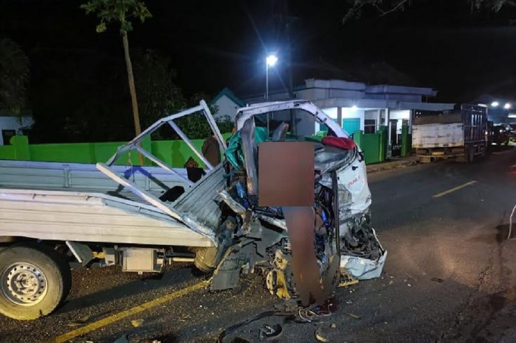 Kecelakaan di Sampang Madura, Truk Terguling Ditabrak Isuzu Traga