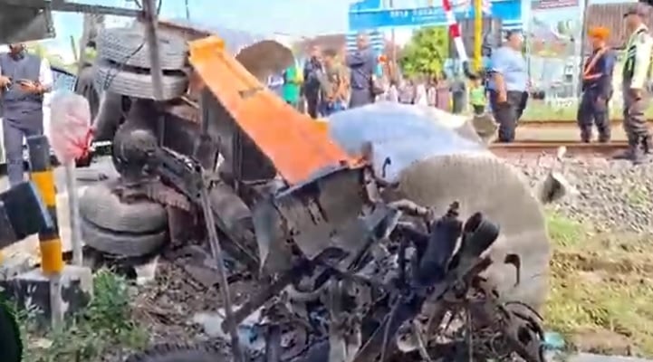 Detik-Detik Truk Tangki Air Tertabrak KA Ambarawa Ekspres di Lamongan Tewaskan Sopir