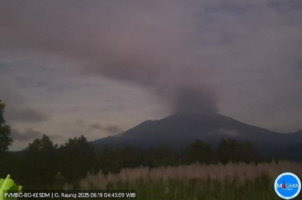 Gunung Raung Erupsi, Muntahkan Kolom Abu Setinggi 2.000 Meter dari Puncak