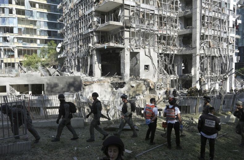 Rudal Iran Porak-porandakan Markas Militer dan Intelijen Israel