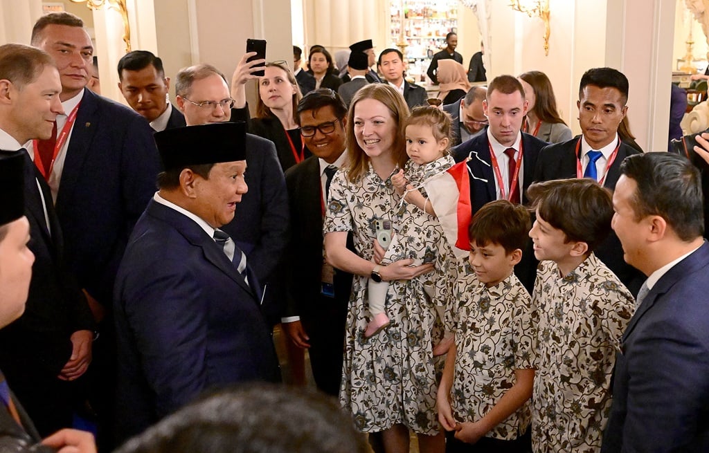 Potret Prabowo Disambut Hangat Diaspora Indonesia saat Tiba di Rusia