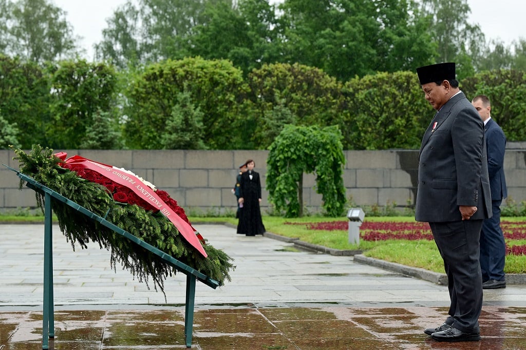 Prabowo Tundukkan Kepala di Piskaryovskoye Memorial, Kenang Korban Perang Dunia II