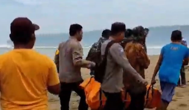 Kronologi 5 Orang Terseret Ombak Pantai Pancer Door usai Jenguk Anak di Pesantren Tremas