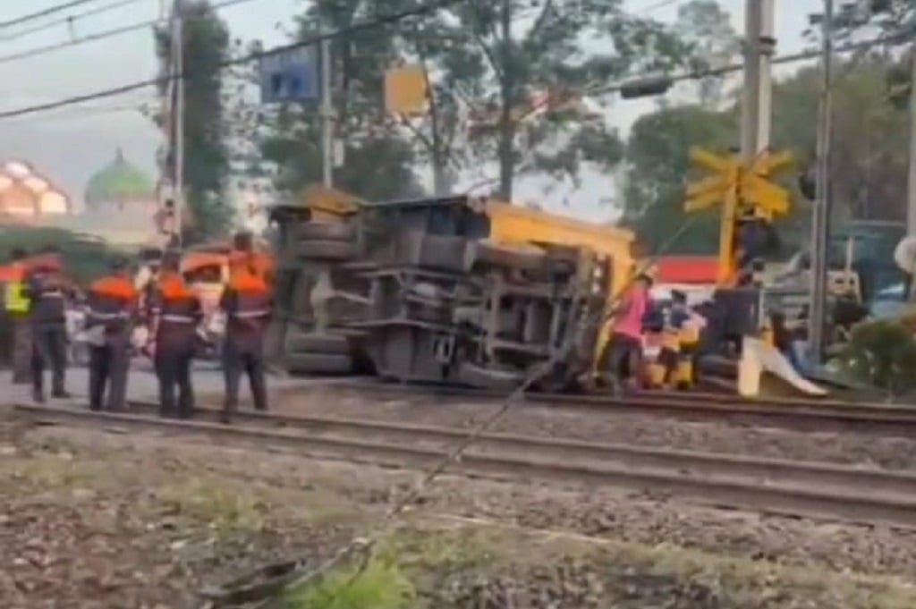 KRL Tabrak Truk di Antara Stasiun Tangerang-Batu Ceper, Perjalanan Terganggu
