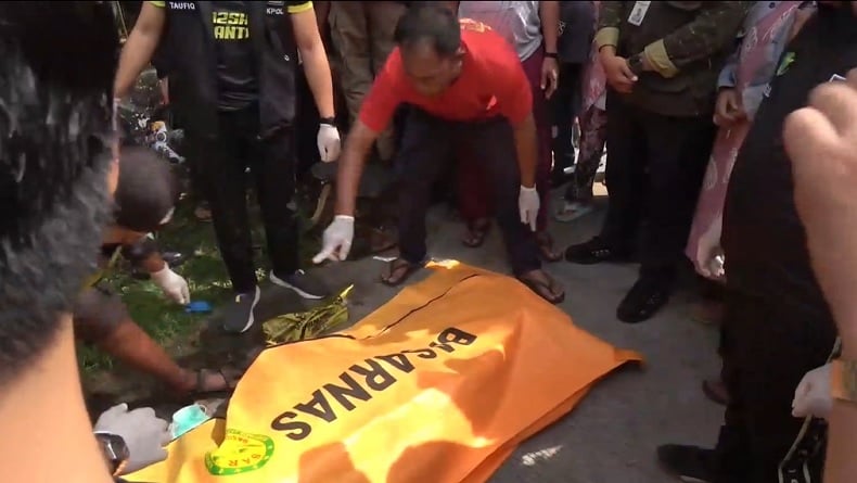 Mayat Pria Ditemukan Mengapung di Selokan Makassar, Polisi Olah TKP