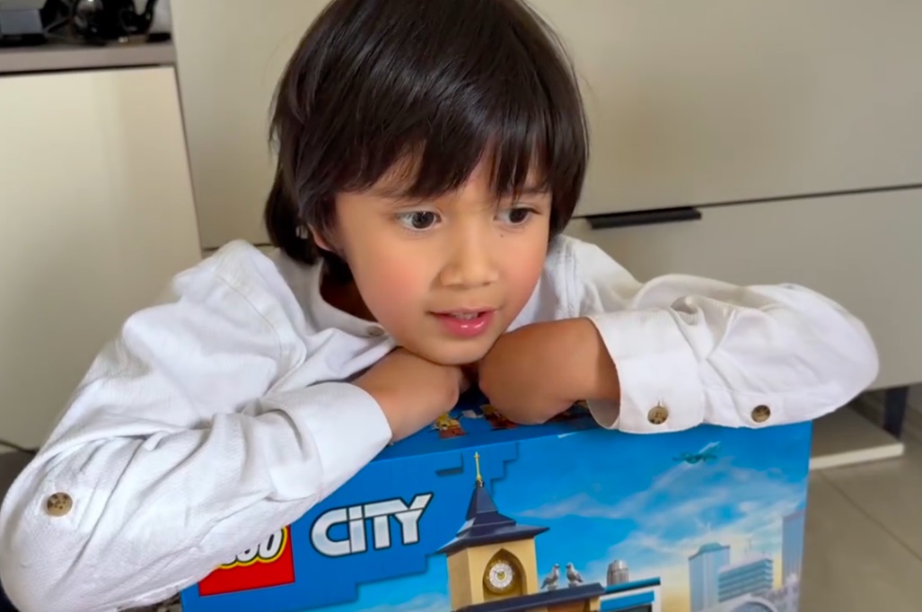 Anak Diaspora Indonesia di Rusia Semringah Dapat Hadiah Lego dari Prabowo