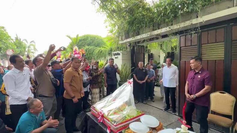 Jokowi Rayakan Ultah ke-64, Makan Bersama Warga Solo di Rumahnya