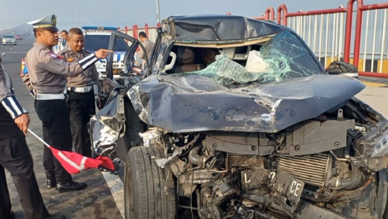 Kecelakaan di Jembatan Suramadu Bangkalan, Fortuner Oleng Hantam Pembatas Jalan