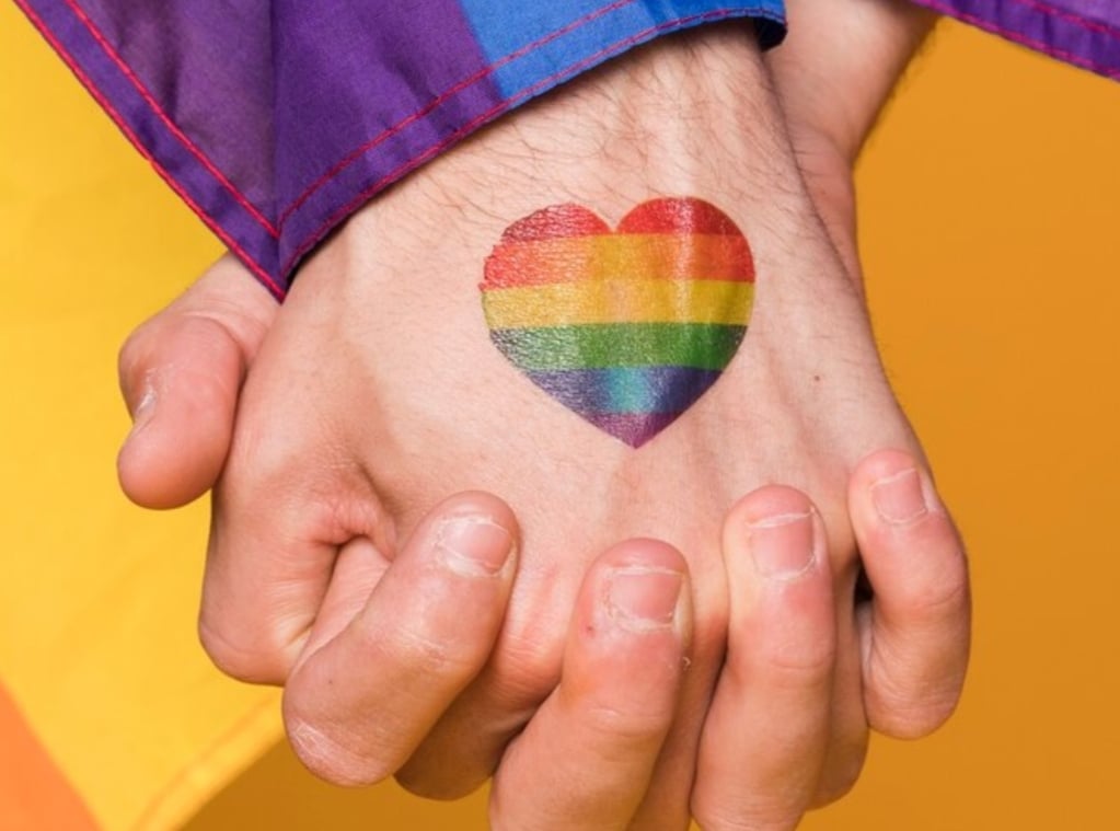 Polisi Gerebek Pesta Gay di Villa Puncak Bogor, 74 Pria Ditangkap!