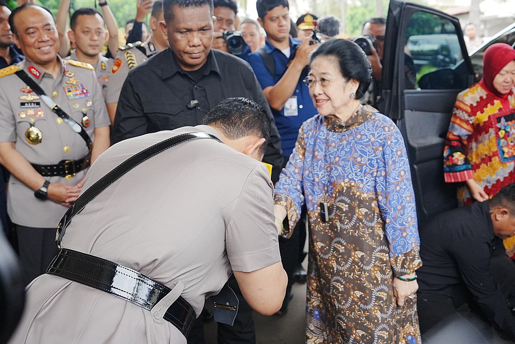 Momen Kapolri Cium Tangan Megawati saat Bertemu di Ultah ke-100 Istri Hoegeng