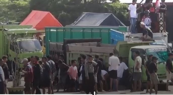Protes Aturan ODOL, Sopir Truk Tutup Jalan ke Bandara Lombok hingga Picu Kemacetan