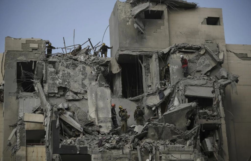 Iran Bombardir Israel Sebelum Gencatan Senjata Berlaku, Banyak Warga Tertimbun Bangunan