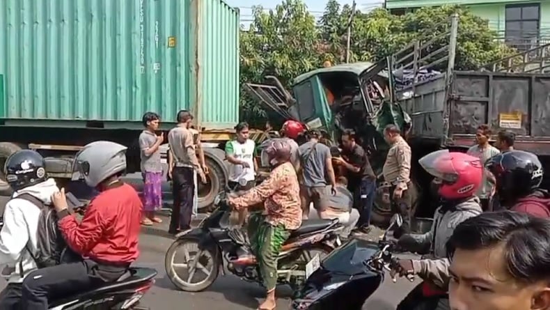 Kecelakaan Beruntun di Pasuruan, Truk Kontainer Tabrak 2 Kendaraan di Lampu Merah
