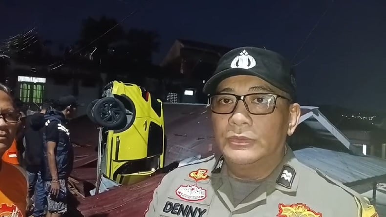 Viral Mobil Tiba-Tiba Nyungsep ke Atap Rumah Warga Gunung Sari Ilir Balikpapan