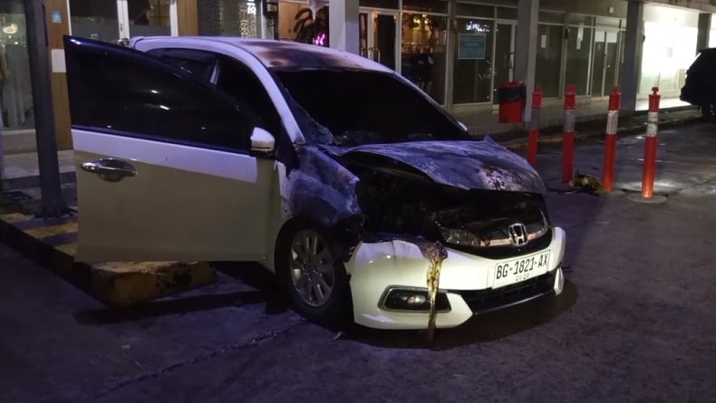 Viral, Mobil Tiba-Tiba Terbakar di Parkiran Mal Banyuasin