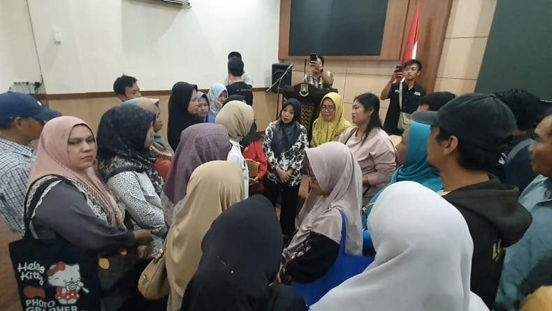 Puluhan Emak-Emak Geruduk Pemkot Cilegon, Protes Sistem Penerimaan Siswa Baru SMP 