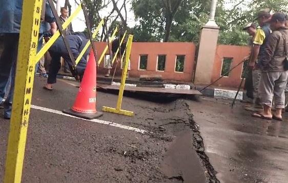 Tanah Ambles di Depan Kantor Wali Kota Cimahi Meluas, Jalan Ditutup Sementara