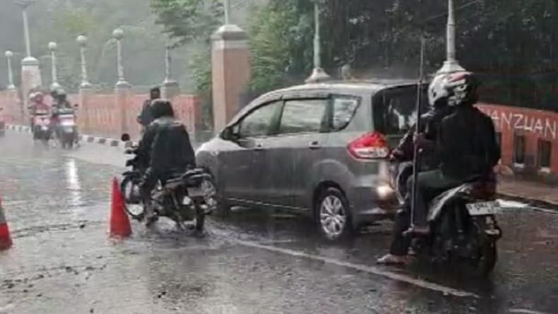 Diguyur Hujan Deras, Jalan di Depan Kantor Wali Kota Cimahi Ambles