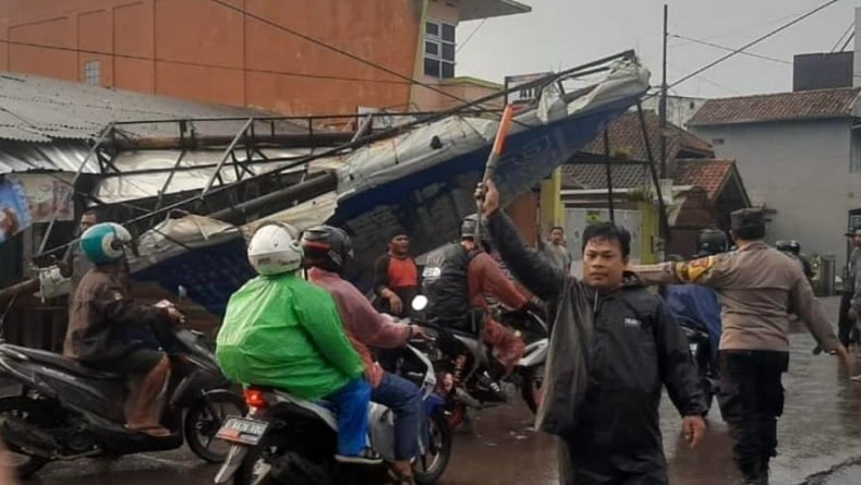 Diterjang Hujan dan Angin Kencang, Papan Reklame di Bandung Roboh