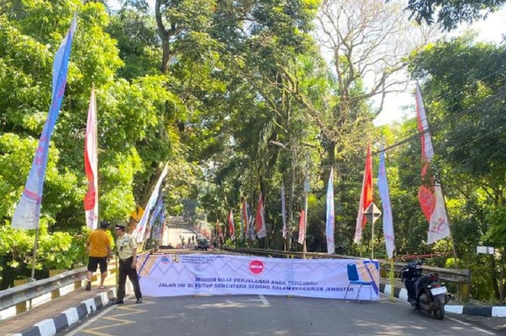 Jalan Ambles di Depan Kantor Wali Kota Cimahi Ditutup Total, Lalu Lintas Dialihkan