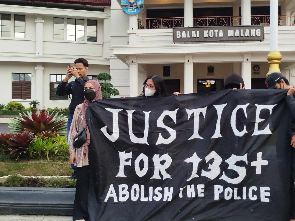1.000 Hari Tragedi Kanjuruhan: Massa Desak Keadilan, Kecam PSSI dan Pemerintah di Aksi Kamisan Malang