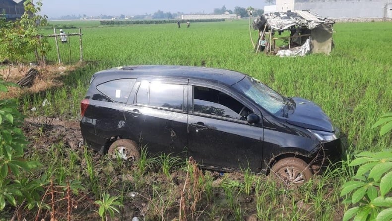 Kecelakaan Beruntun di Bandung, Mobil Sigra Tabrak 2 Motor dan Gerobak lalu Terjun ke Sawah