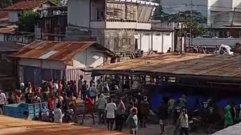 Viral Suasana Mencekam! Massa Ngamuk di Pasar Tingkat Maumere, Hancurkan Lapak Pedagang