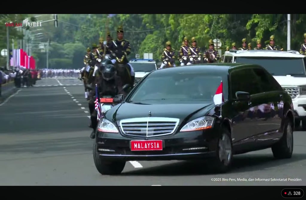 PM Malaysia Anwar Ibrahim Tiba di Istana Negara sambil Dikawal Pasukan Berkuda
