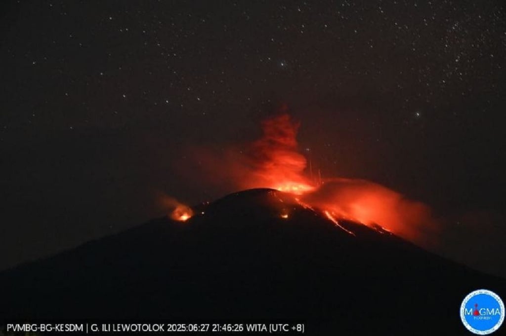 Gunung Ile Lewotolok di NTT Meletus Hebat! Lontarkan Lava Pijar ke Segala Arah