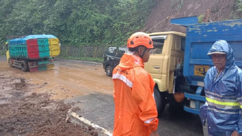 Material Longsor Berhasil Dievakuasi, Jalan Raya Malang-Lumajang Kembali Bisa Dilintasi