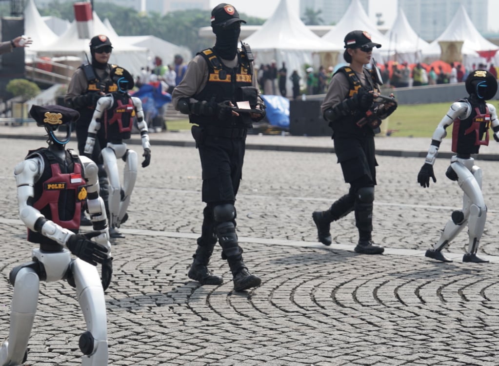 Puluhan Robot Polisi Mondar-Mandir di Monas jelang HUT Bhayangkara