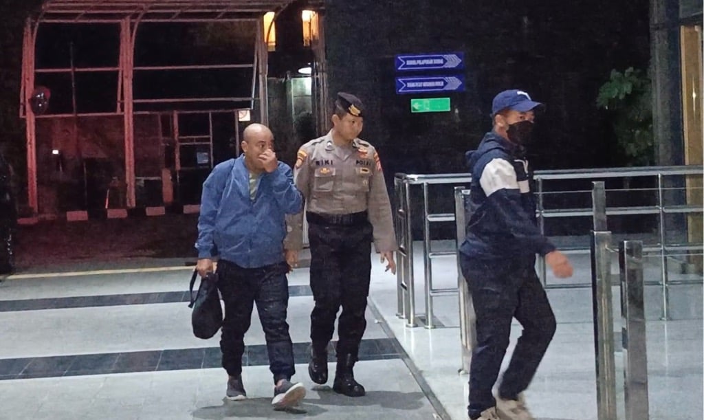 Sambil Tutup Mulut, Satu Orang Terjaring OTT di Mandailing Natal Tiba di KPK   