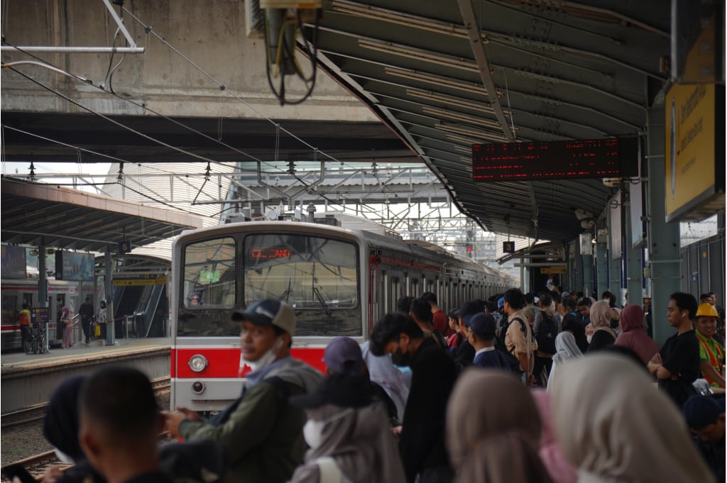 Mulai Hari Ini  Peron Jalur 2 Stasiun Tanah Abang Jadi Jalur Commuter Line Manggarai dari Angke 