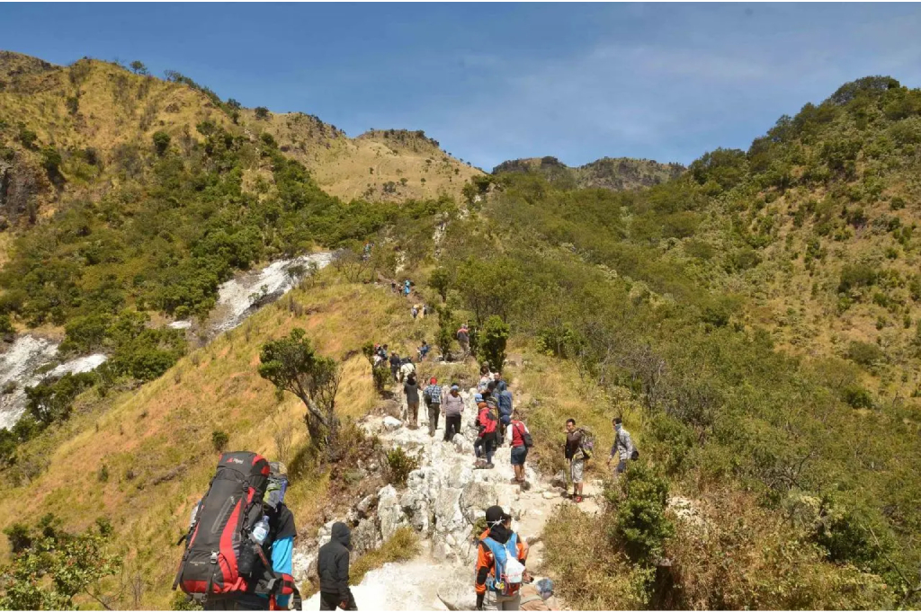 Tragedi di Rinjani: Kemenpar Tegaskan Pentingnya Kepatuhan SOP Pendakian Ekstrem