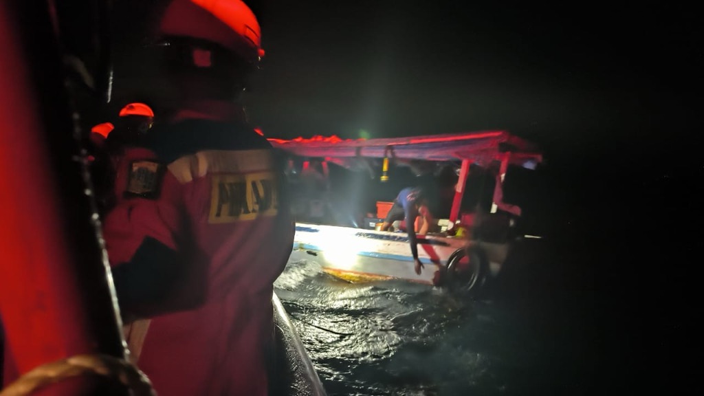 Momen Dramatis Damkar Evakuasi 7 Penumpang Kapal yang Bocor di Kepulauan Seribu 
