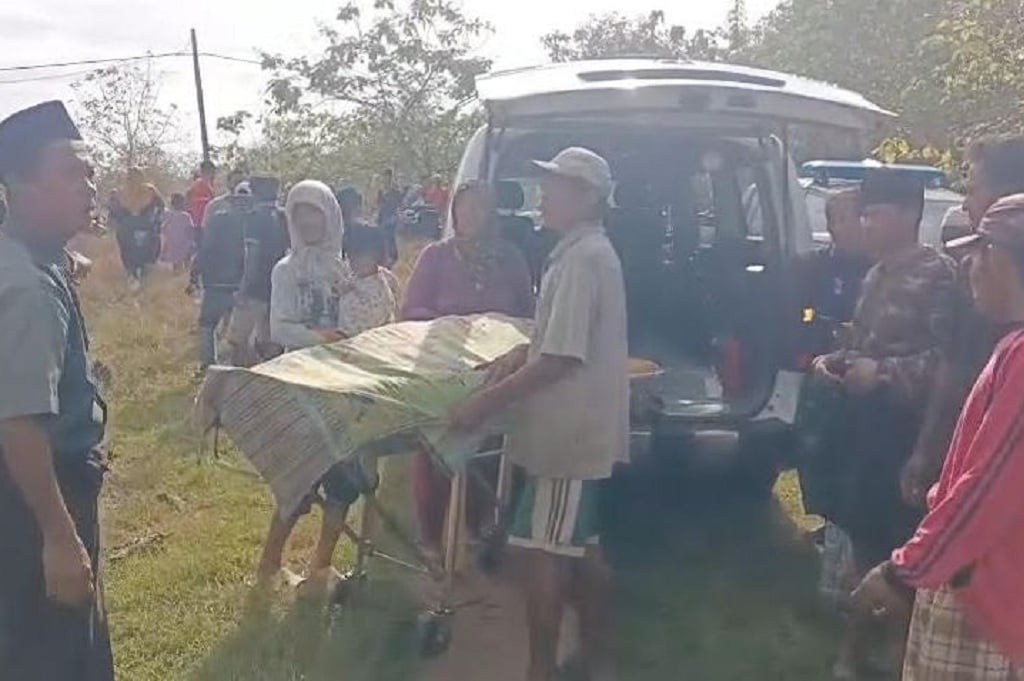 Sampang Gempar, Mayat Pria Pakai Sarung Ditemukan Tergeletak di Lapangan