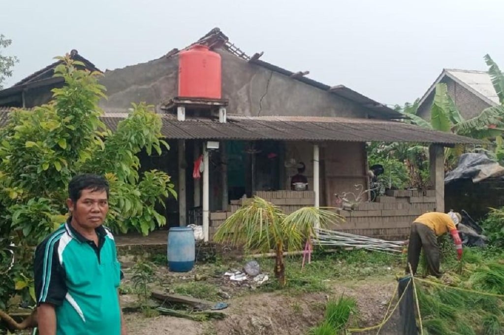 Diterjang Angin Puting Beliung, 72 Rumah Warga di Lampung Selatan Rusak