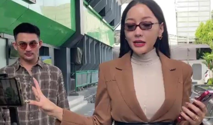Nikita Mirzani Kembali Jalani Sidang Kasus Pemerasan terhadap Reza Gladys, Lucinta Luna Muncul Beri Dukungan