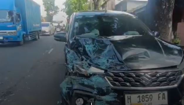 Kecelakaan Angkot Tabrak Suzuki Ertiga di Salatiga, Sopir Patah Tulang