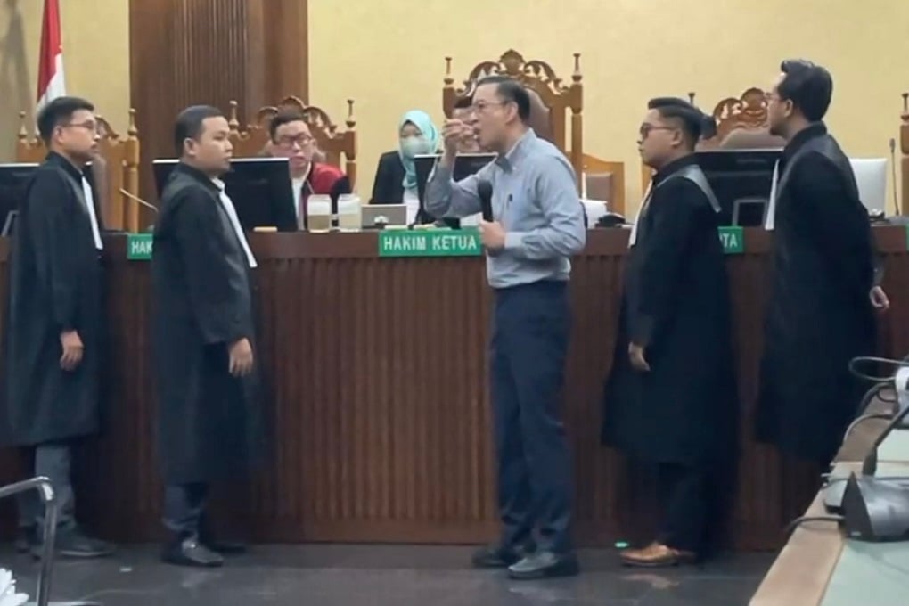 Tom Lembong Makan Gula Rafinasi di Ruang Sidang: Saya Bete, Dibilang Bahaya