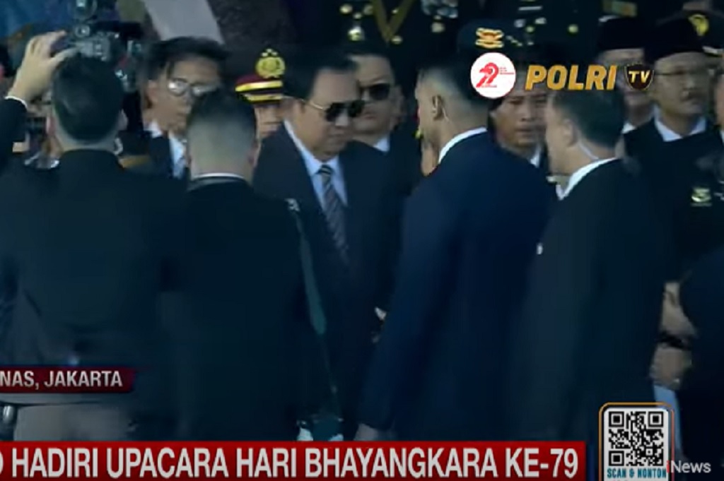 Momen Gibran Cium Tangan Try Sutrisno di HUT ke-79 Bhayangkara