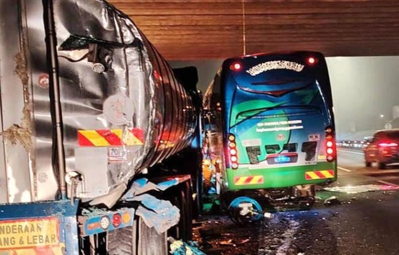 Bus Bawa 46 Penumpang Tabrak Truk di Malaysia, WNI Tewas