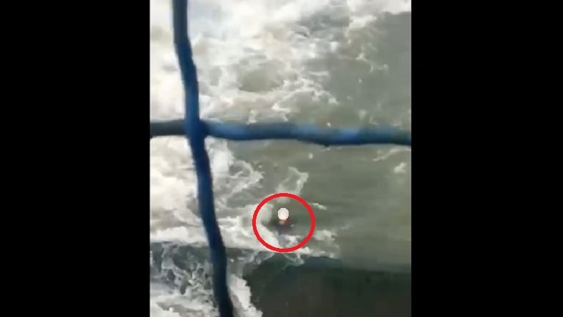 Viral! Detik-Detik Pemuda Lompat ke Sungai Brantas, Hilang Diterjang Arus