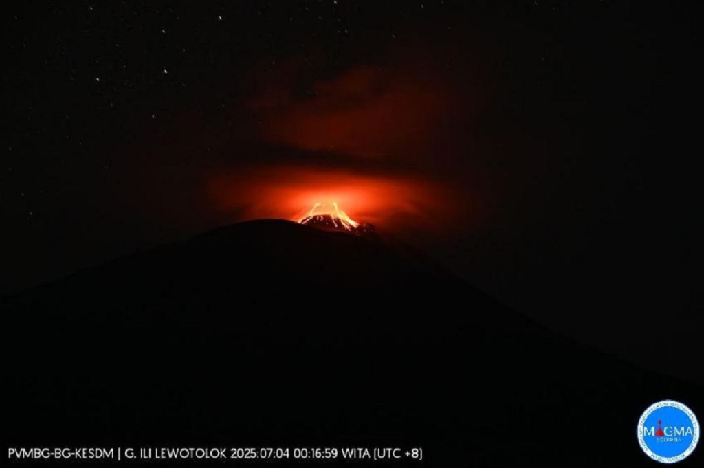 Gunung Ile Lewotolok di NTT Meletus 66 Kali, Lontarkan Material Lava Pijar
