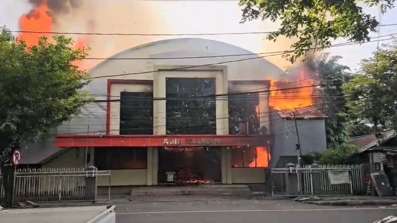 Kebakaran Hebat Gedung Pernikahan dan Rumah Warga di Manado, 12 Mobil Damkar Dikerahkan