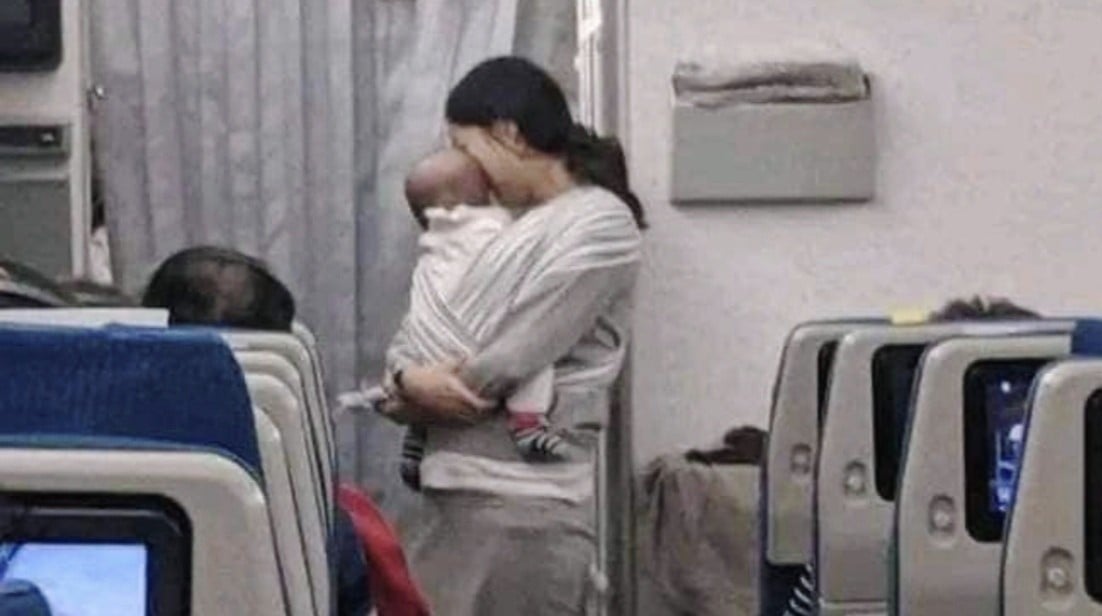Antisipasi Bayinya Nangis di Pesawat, Ibu Ini Bagi-Bagi Goodie Bag ke Penumpang Berisi Penutup Telinga dan Permen